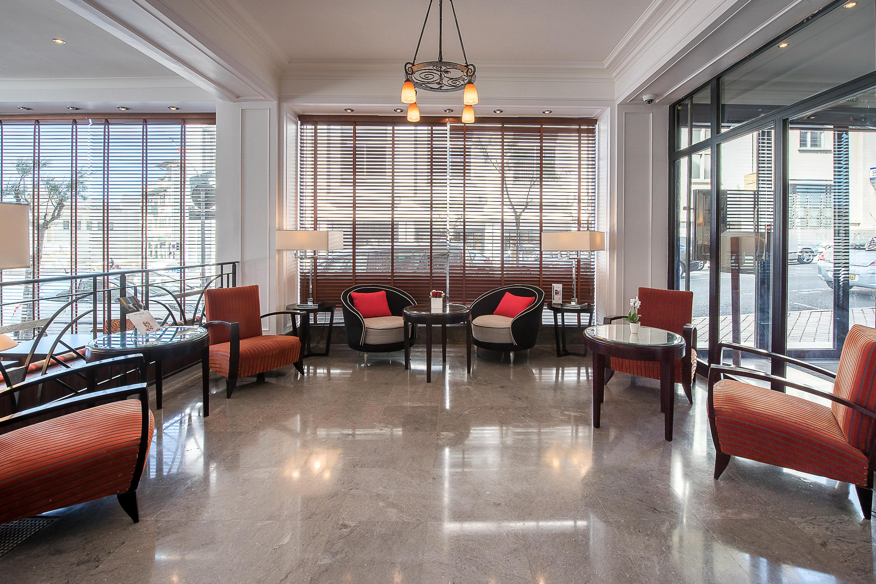 Hotel Plaza - Handwritten Collection