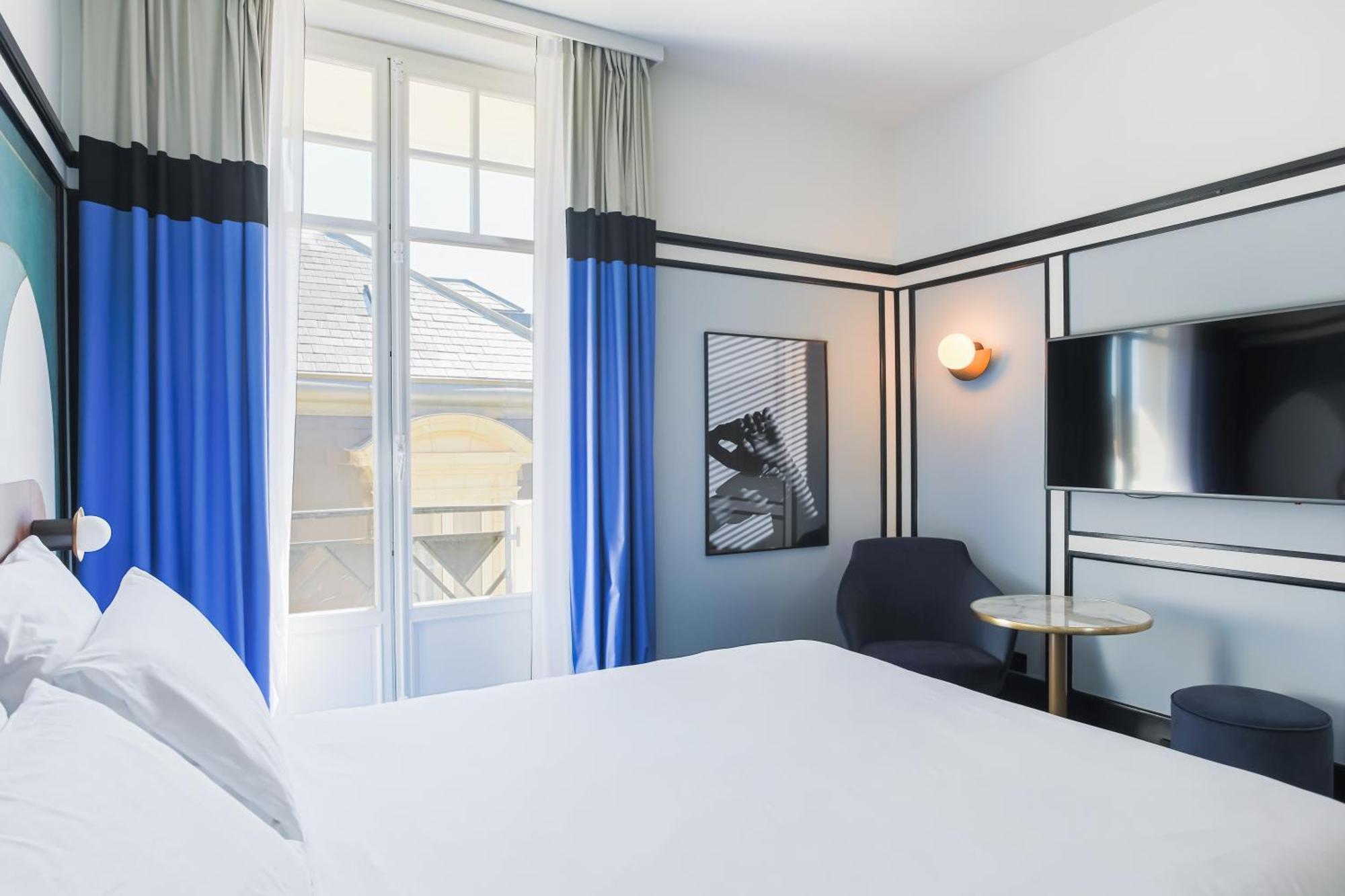 Hotel Plaza - Handwritten Collection