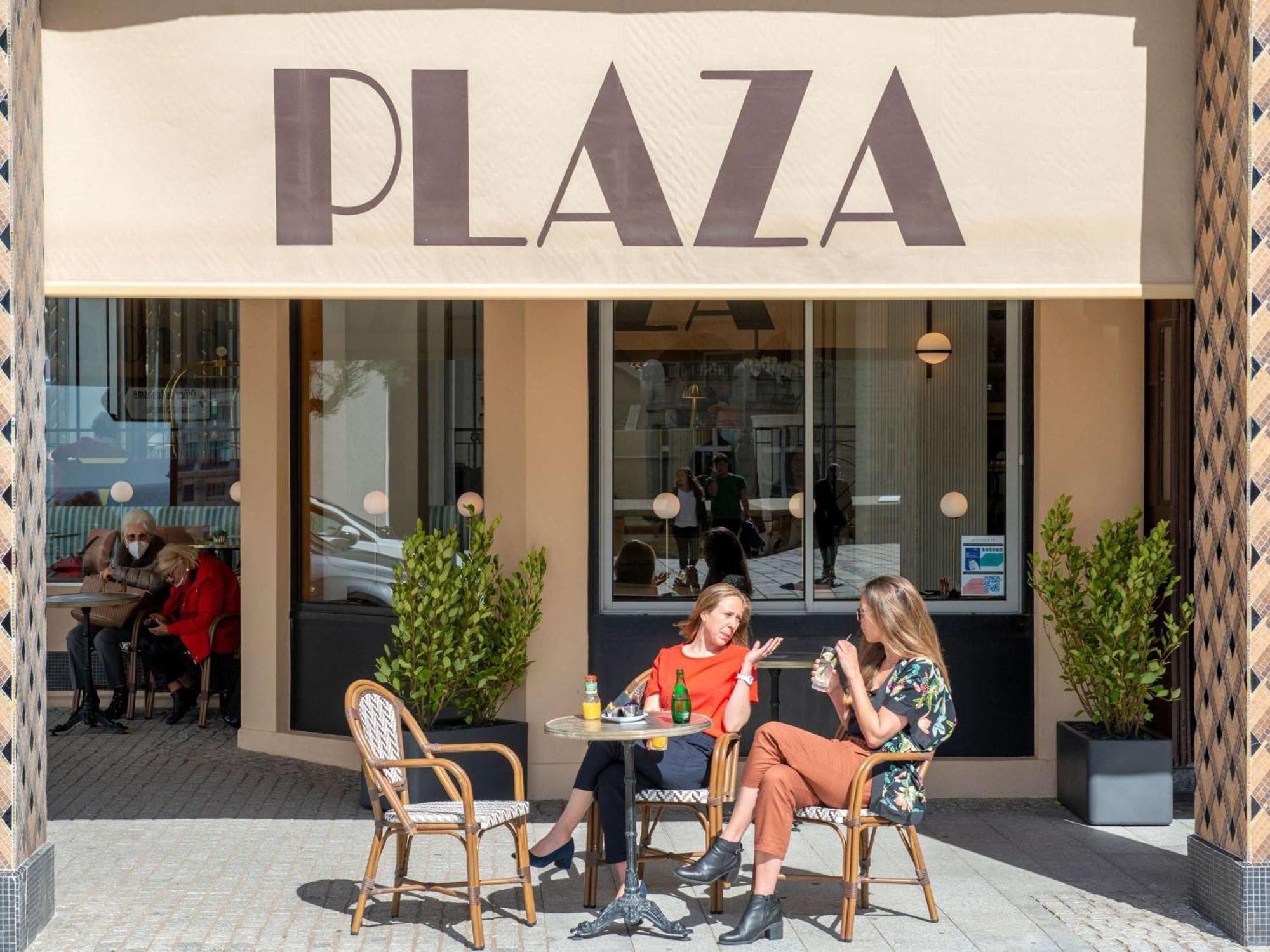 Plaza - Handwritten Collection